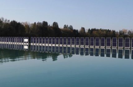 Weltweit erste schwimmende Photovoltaik-Anlage revolutioniert nachhaltige (Foto: SINN Power GmbH)